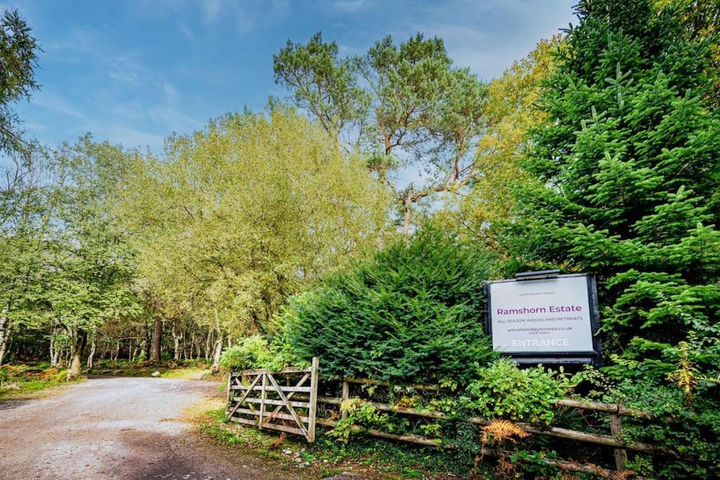 Padley; Woodland Lodge With Hot Tub For 2-4 In The Staffordshire Moorlands Oakamoor Exterior foto